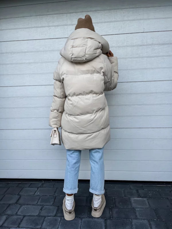 Damen Winterjacke in Creme, gesteppter Mantel mit Kapuze, modisch und warm. Perfekt für kalte Tage. Hochwertige Outdoor-Bekleidung.