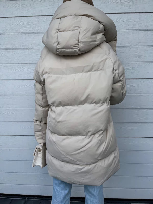 Damen-Daunenjacke in Creme, warm und stilvoll, ideal für Wintermode. Perfekt für kalte Tage, kombiniert mit Jeans für einen lässigen Look.