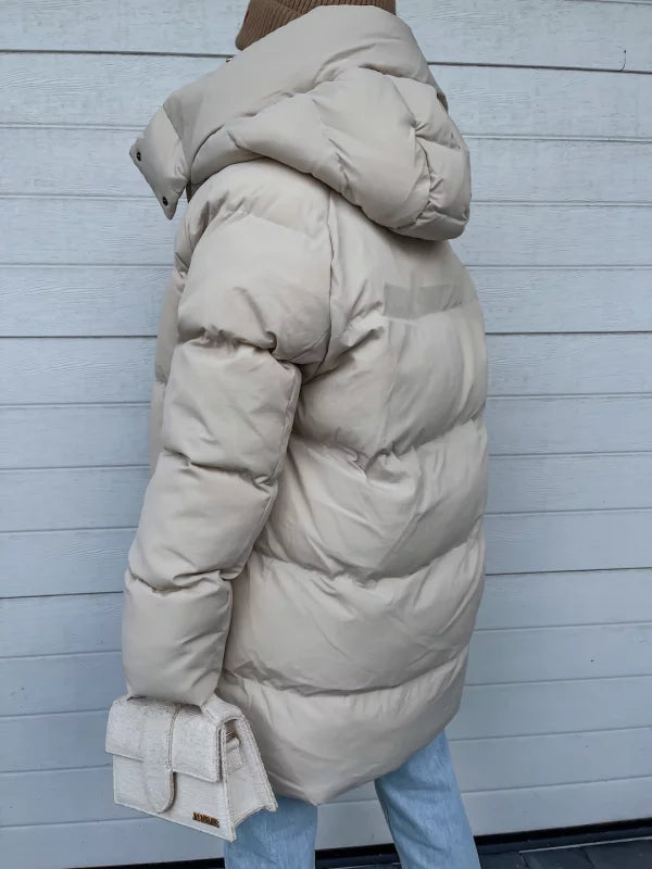 Damen Winterjacke in Creme, gesteppte Daunenoptik, warm und stilvoll. Perfekt für kalte Tage. Modetrend 2023, bequeme Oberbekleidung.