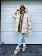 Damen Winterjacke in Creme, gesteppt, mit Kapuze. Perfekt für kalte Tage. Modisch kombiniert mit Jeans und Mütze. Ideal für Wintermode.
