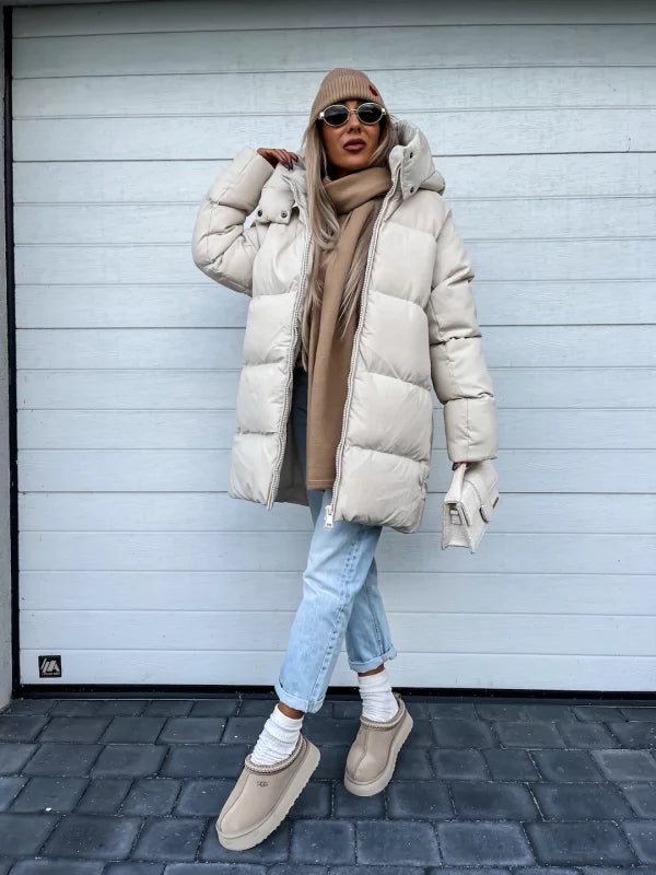 Damen Winterjacke in Creme, gesteppt, mit Kapuze. Perfekt für kalte Tage. Modisch kombiniert mit Jeans und Mütze. Ideal für Wintermode.