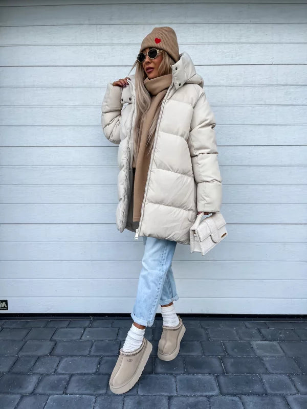 Damen Winterjacke in Creme, gesteppt, mit Kapuze. Modischer Look, ideal für kalte Tage. Perfekt kombiniert mit Jeans und Mütze.