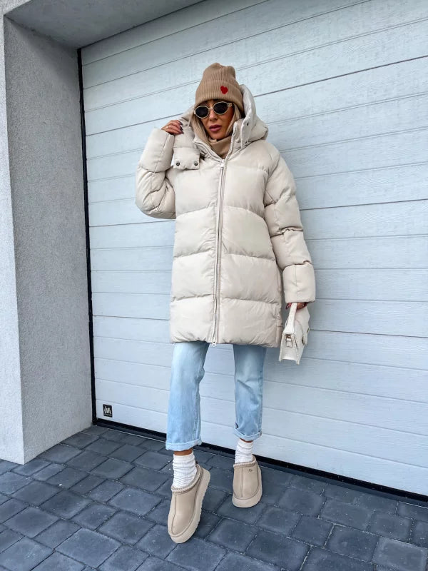 Damen Winterjacke in Creme, gesteppt, mit Kapuze. Perfekt für kalte Tage. Modisch und warm, ideal für den Winter. Hochwertige Outdoor-Bekleidung.