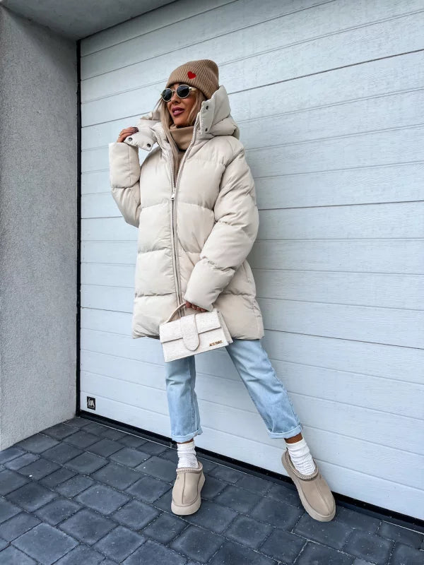 Damen Winterjacke in Creme, gesteppt, mit Kapuze. Perfekt für kalte Tage. Modisch kombiniert mit Jeans und Accessoires. Wintermode 2023.