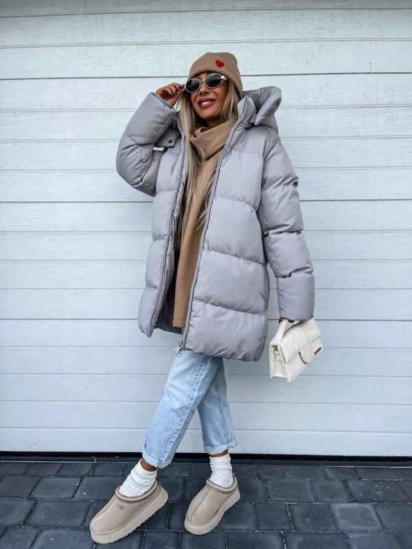 Damen Winterjacke in Hellgrau, warm gefüttert, mit Kapuze. Perfekt für kalte Tage. Modischer Look, ideal für Outdoor-Aktivitäten.
