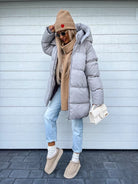 Damen Winterjacke in Hellgrau, warm gefüttert, modisch und bequem. Perfekt für kalte Tage. Ideal für stilvolle Winteroutfits.