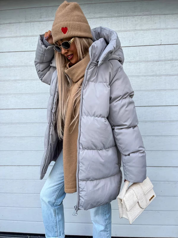 Damen Winterjacke in Hellgrau, warm gefüttert, mit Kapuze. Perfekt für kalte Tage. Modisch, bequem, ideal für Wintermode und Outdoor-Aktivitäten.