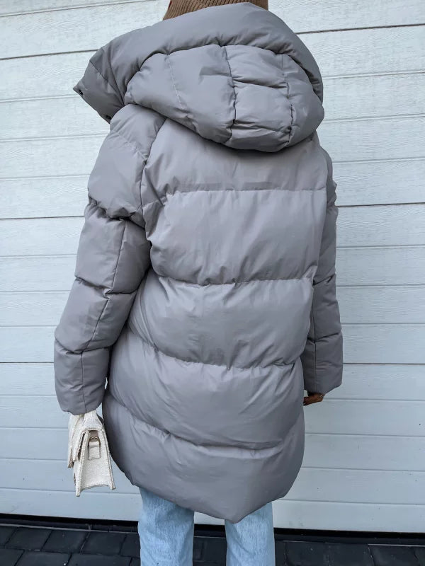 Damen Winterjacke in Hellgrau, gesteppte Daunenoptik, mit Kapuze. Modische, warme Oberbekleidung für kalte Tage. Ideal für Herbst und Winter.