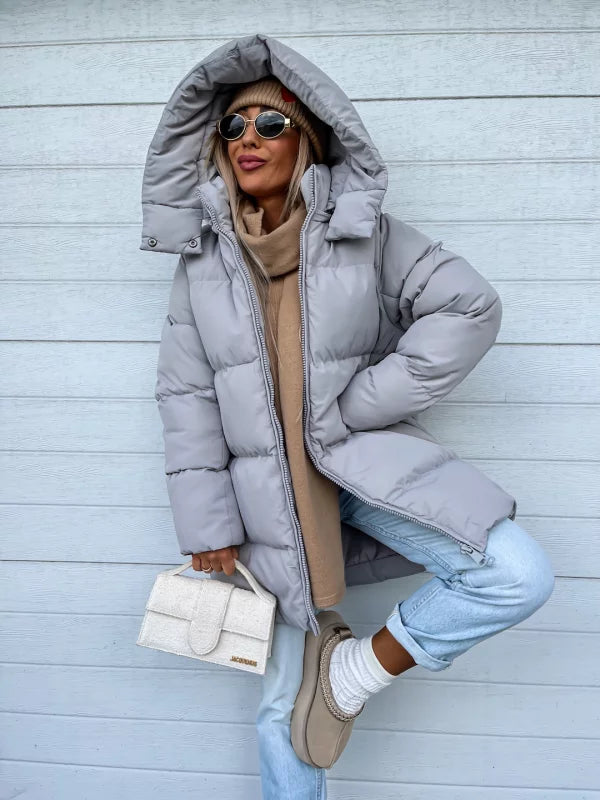 Damen Winterjacke in Hellgrau, gesteppte Daunenoptik, modisch und warm, ideal für kalte Tage. Perfekt kombiniert mit Jeans und Accessoires.