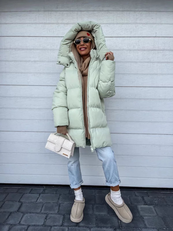 Damen-Winterjacke in Pistaziengrün, gesteppt, mit Kapuze. Modischer Look, ideal für kalte Tage. Perfekt kombinierbar mit Jeans und Accessoires.