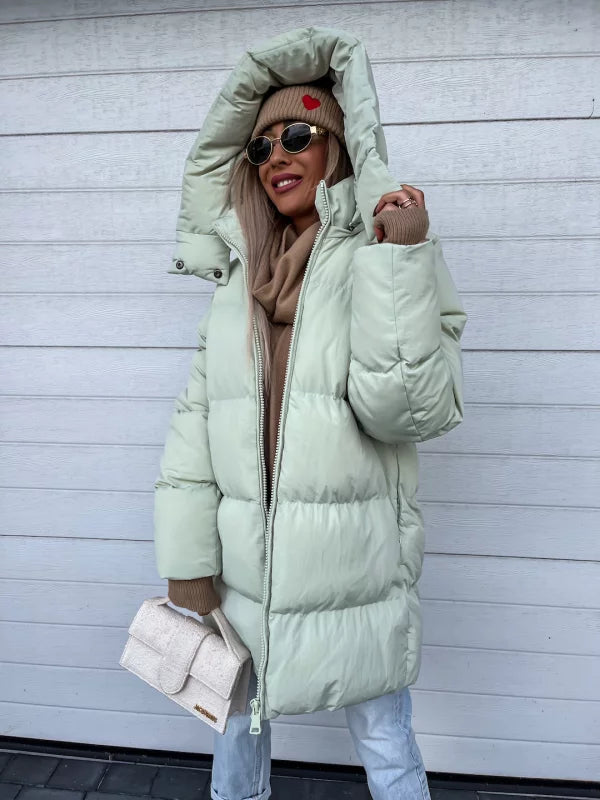 Damen Winterjacke in Pistaziengrün, gesteppt, mit Kapuze. Modischer Look, ideal für kalte Tage. Perfekt für stilvolle Winteroutfits.