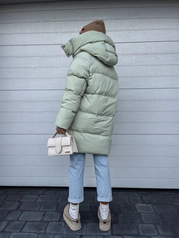 Damen Winterjacke in Pistaziengrün, gesteppt, mit Kapuze. Modischer Mantel, ideal für kalte Tage. Perfekt kombiniert mit Jeans und Beanie.