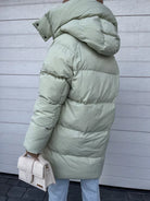 Damen Winterjacke in Pistaziengrün, gesteppte Daunenoptik, warm und stilvoll. Perfekt für kalte Tage. Hochwertige Mode, trendige Oberbekleidung.