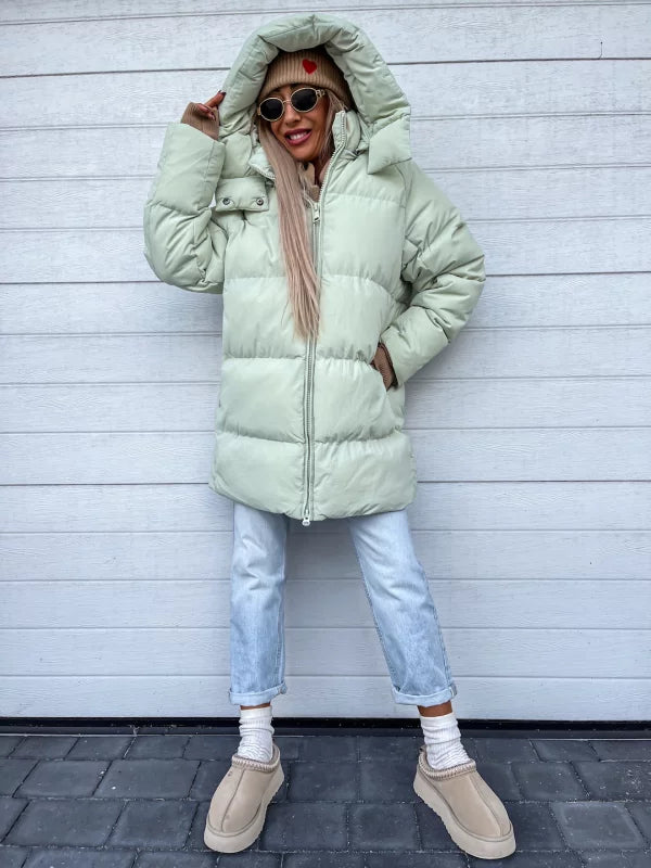 Damen Winterjacke in Pistaziengrün, warm gefüttert, mit Kapuze. Perfekt für kalte Tage. Modische, bequeme Oberbekleidung für Damen.