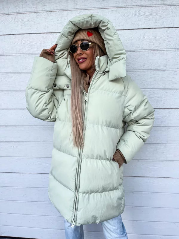 Damen Winterjacke in Pistaziengrün, gesteppte Daunenoptik, mit Kapuze. Perfekt für kalte Tage. Modisch, warm und bequem.