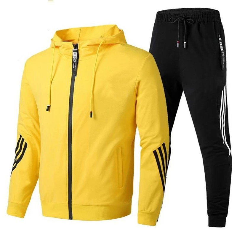 Gelber Hoodie und schwarze Jogginghose mit Streifen, ideal für Herren-Sportbekleidung. Perfekt für Freizeit, Laufen und Fitness.