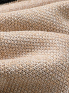 Beigefarbener, gewebter Stoff mit grober Textur, ideal für nachhaltige Mode, Heimtextilien und DIY-Projekte. Natürliche Fasern, umweltfreundlich.