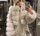 Damenmode: Luxuriöser, echter Fuchspelzmantel in Beige. Eleganter, kurzer Pelzmantel für stilvolle Wintermode. Online erhältlich.