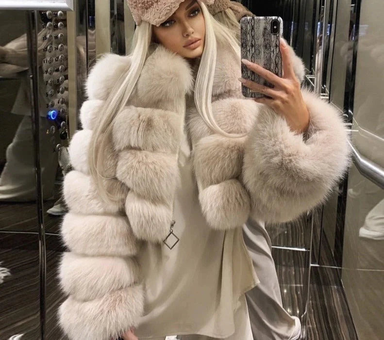 Damenmode: Luxuriöser, echter Fuchspelzmantel in Beige. Eleganter, kurzer Pelzmantel für stilvolle Wintermode. Online erhältlich.