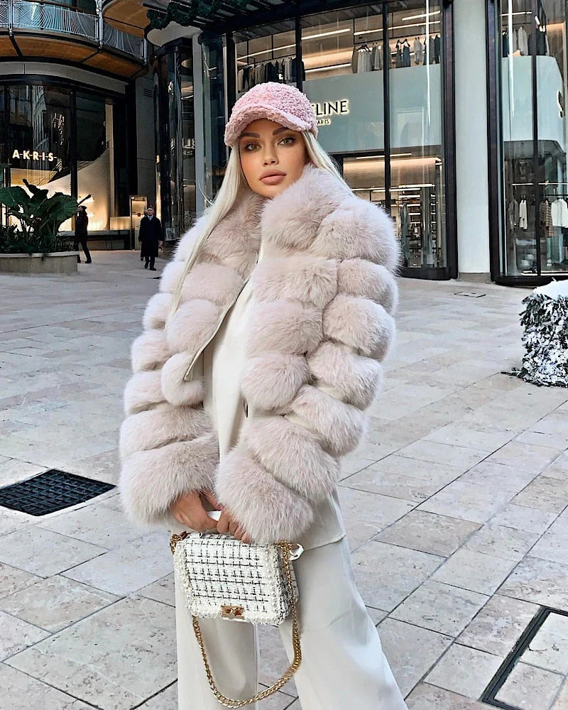 Damen in luxuriösem, echtem Fuchspelzmantel, kombiniert mit modischer Mütze und eleganter Handtasche, ideal für stilvolle Wintermode.