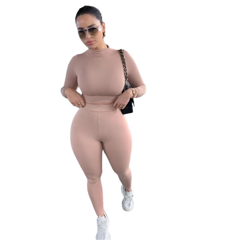 Beiges Sportset für Damen, bestehend aus langärmligem Oberteil und Leggings. Perfekt für Fitness und Freizeit. Trendige Sportmode 2023.