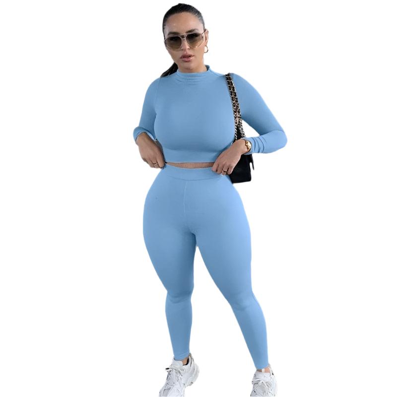 Damen Sportset in Blau, bestehend aus langärmligem Crop-Top und Leggings. Ideal für Fitness und Freizeit. Trendige Sportmode für Frauen.