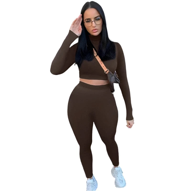 Braunes Sportset für Damen, bestehend aus Crop-Top und Leggings, ideal für Fitness und Freizeit. Bequem, stylisch, in Größe XS erhältlich.