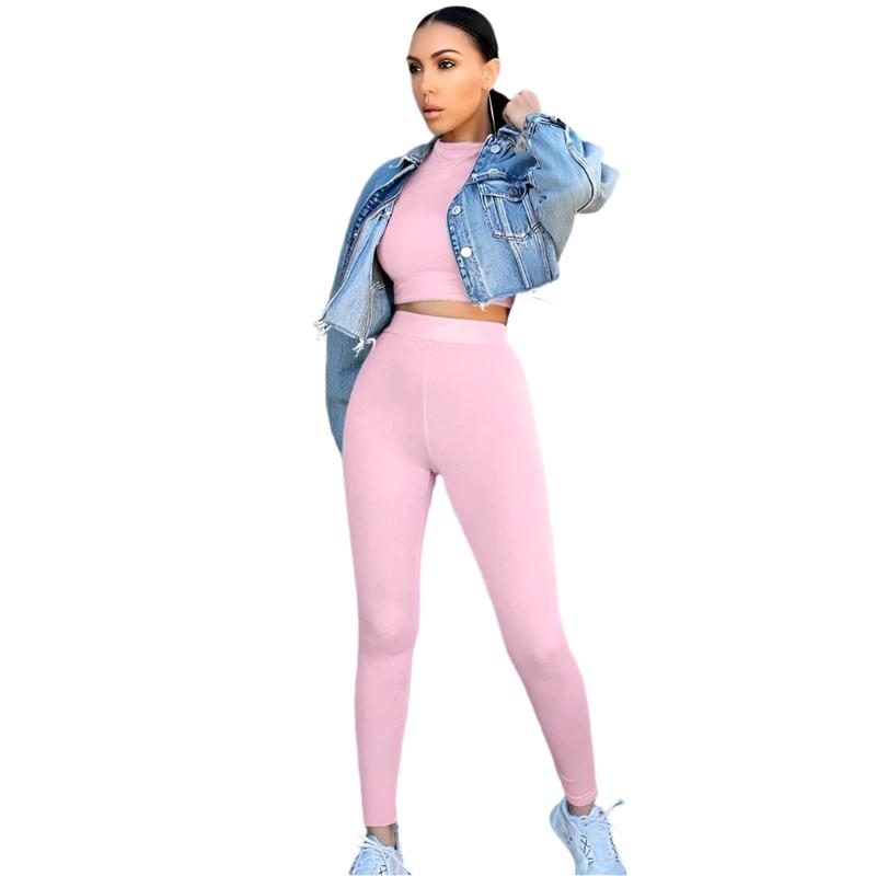 Damen Sportset rosa, bestehend aus Leggings und Top, kombiniert mit Jeansjacke. Perfekt für Fitness und Freizeit. Trendige Sportmode.