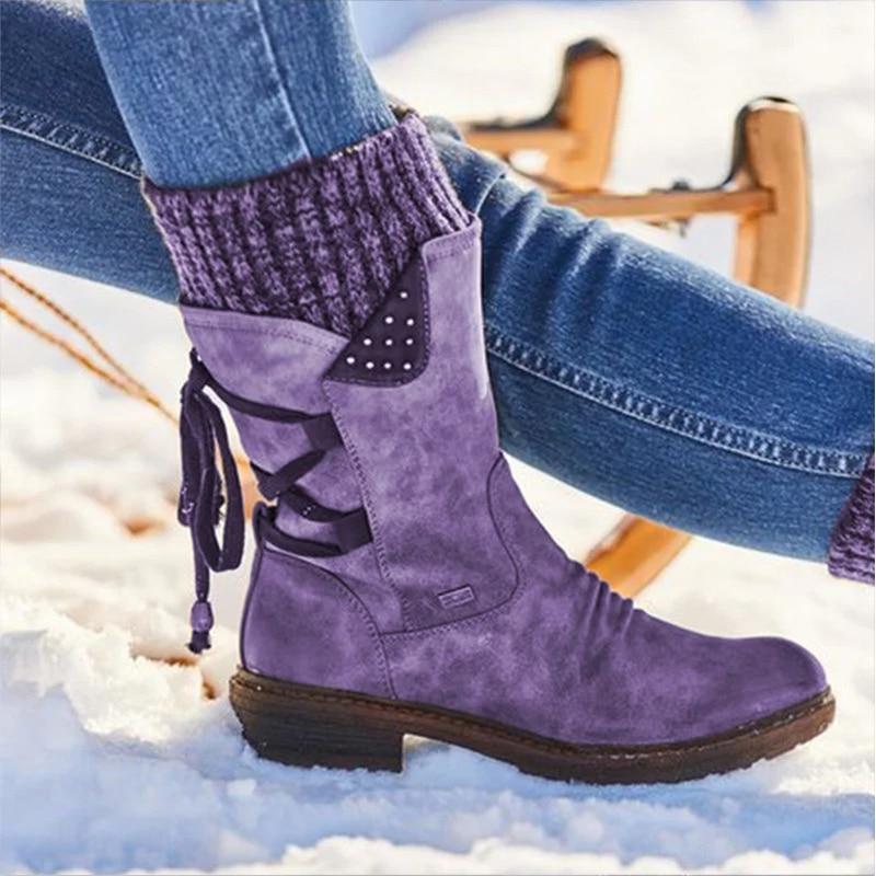 Lila Damenstiefel im Schnee, modisch und warm, ideal für Wintermode. Hochwertiges Leder, rutschfeste Sohle, perfekter Winterstiefel für Damen.