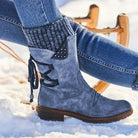 Damen-Winterstiefel in Blau, gefüttert, mit Schnürung und Nieten, ideal für kalte Tage. Perfekt für Outdoor-Aktivitäten im Schnee.