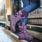 Lila Damenstiefel aus Wildleder mit Schnürung und Reißverschluss, kombiniert mit blauen Jeans. Modische Herbst- und Winterstiefel.