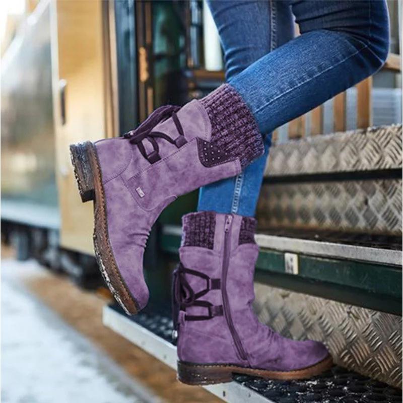 Lila Damenstiefel aus Wildleder mit Schnürung und Reißverschluss, kombiniert mit blauen Jeans. Modische Herbst- und Winterstiefel.