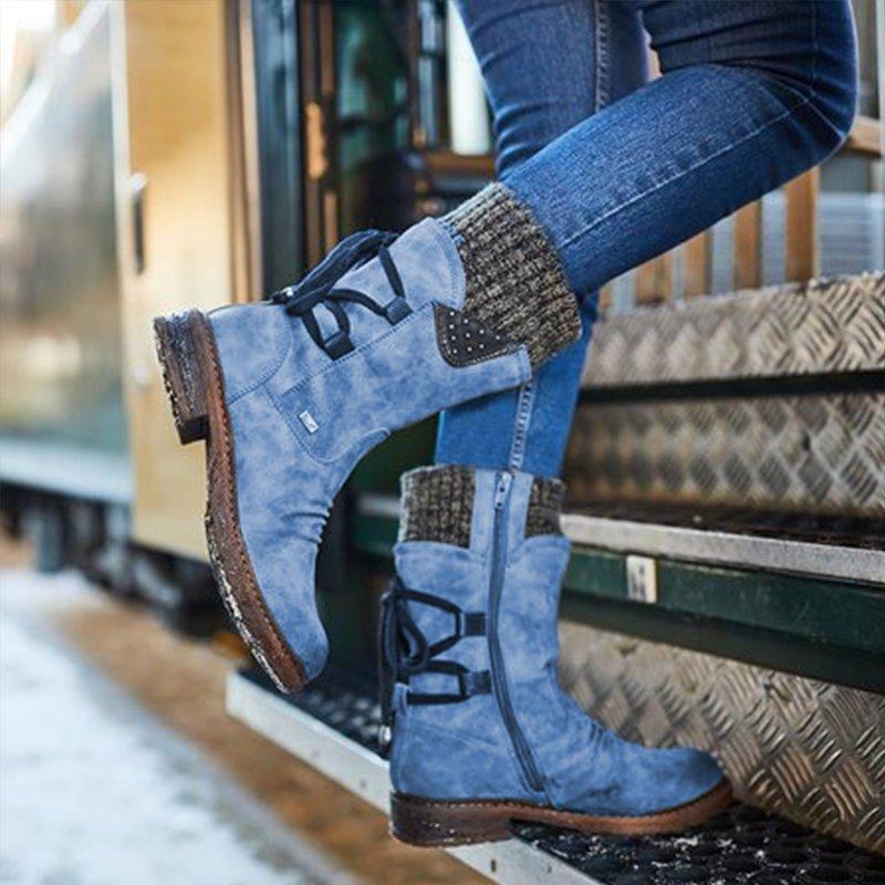 Blaue Damenstiefel mit Reißverschluss und Schnürung, kombiniert mit Jeans. Perfekt für Herbstmode, bequem und stilvoll für den Alltag.