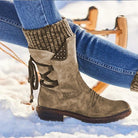 Damen-Winterstiefel aus Wildleder in Beige, mit Schnürdetails und Nieten, ideal für kalte Tage. Perfekt für stilvolle Wintermode.