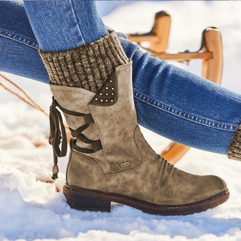 Damen-Winterstiefel aus Wildleder in Beige, mit Schnürdetails und Nieten, ideal für kalte Tage. Perfekt für stilvolle Wintermode.