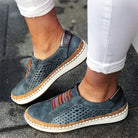 Damen-Sneaker in Blau mit bunten Streifen, perforiertem Design und weißer Sohle. Bequem, modisch, ideal für Freizeit und Alltag.