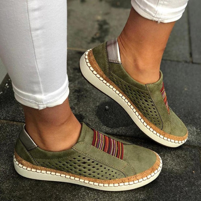 Damen-Sneaker in Olivgrün mit bunten Streifen, atmungsaktivem Design und weißer Sohle. Perfekt für Freizeit und Komfort.