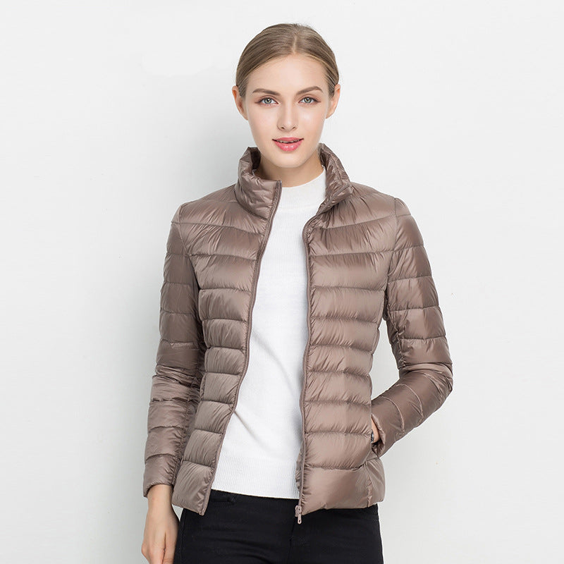 Damen Daunenjacke in Beige, leicht und warm, ideal für Herbst und Winter. Modische Steppjacke mit Reißverschluss, vielseitig kombinierbar.