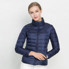 Damen-Daunenjacke in Dunkelblau, leicht und warm, ideal für Herbst und Winter. Modische Steppjacke mit Reißverschluss und Stehkragen.