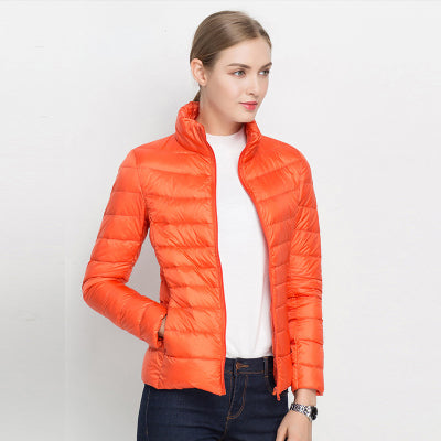 Damen Daunenjacke in leuchtendem Orange, leicht und warm, ideal für Herbst und Winter. Modische Steppjacke, vielseitig kombinierbar.