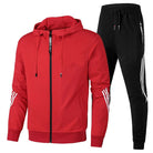Roter Herren-Trainingsanzug mit Kapuzenjacke und schwarzen Jogginghosen. Sportbekleidung, Freizeitmode, Frühling, Herbst, Herrenmode.