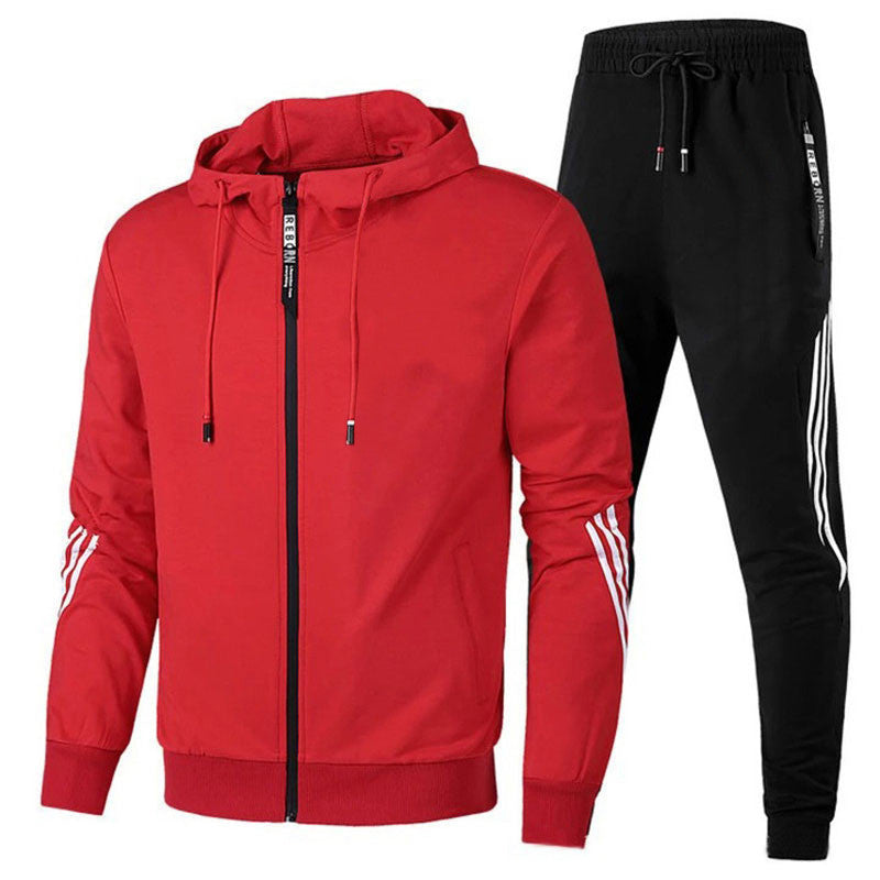Roter Herren-Trainingsanzug mit Kapuzenjacke und schwarzen Jogginghosen. Sportbekleidung, Freizeitmode, Frühling, Herbst, Herrenmode.