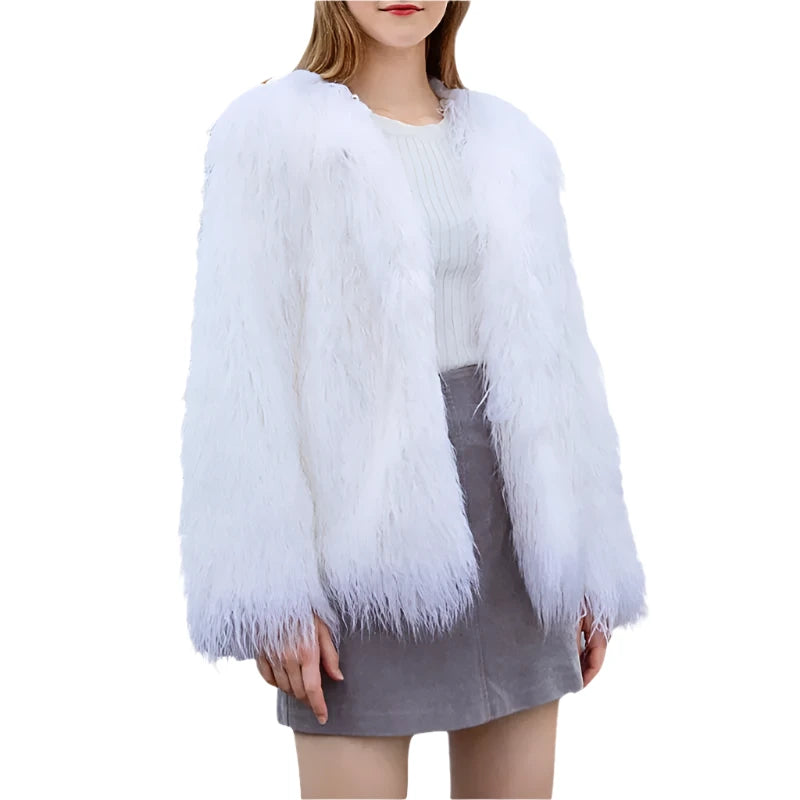 Damenmode: Eleganter, weißer Kunstpelzmantel, ideal für Herbst und Winter. Trendige Jacke, warm und stilvoll, perfekt für kalte Tage.