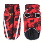Roter Hundemantel mit Camouflage-Muster, reflektierenden Streifen und Reißverschluss. Ideal für kaltes Wetter. Hundebekleidung, Wintermantel.