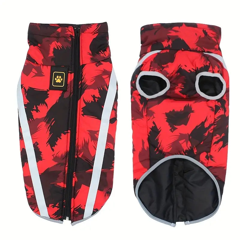 Roter Hundemantel mit Camouflage-Muster, reflektierenden Streifen und Reißverschluss. Ideal für kaltes Wetter. Hundebekleidung, Wintermantel.