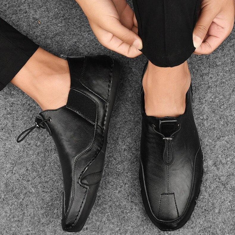 Schwarze Herren-Sneaker aus echtem Leder, rutschfest, bequem, ideal für Herbst, lässiger Stil, Slip-On-Design, perfekt für Outdoor-Aktivitäten.