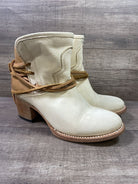 Damen Cowboy Stiefel aus Leder in Beige und Braun, mit Blockabsatz und dekorativen Riemen. Perfekt für Western-Mode und lässige Outfits.