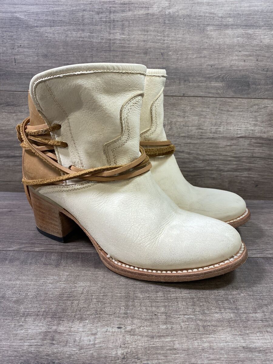 Damen Cowboy Stiefel aus Leder in Beige und Braun, mit Blockabsatz und dekorativen Riemen. Perfekt für Western-Mode und lässige Outfits.