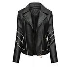 Schwarze Lederjacke für Damen mit Reißverschluss, stilvollem Design und weißen Streifen. Perfekt für Herbstmode und trendige Outfits.