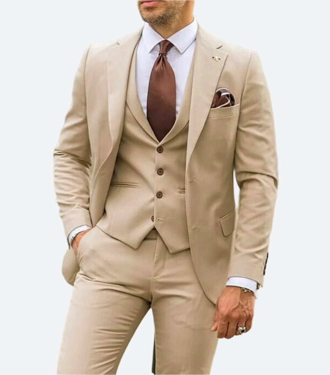 Eleganter beiger Anzug für Herren mit Weste und brauner Krawatte, ideal für formelle Anlässe. Perfekt für stilvolle Business- und Hochzeitslooks.